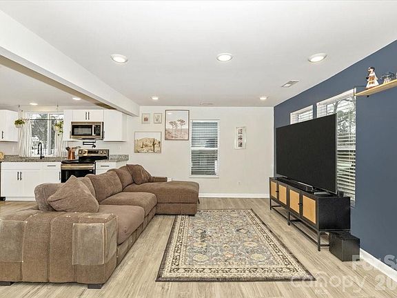 3rd image of 126 Laura Rd