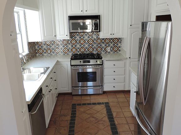 2nd image of 905 S Wooster St