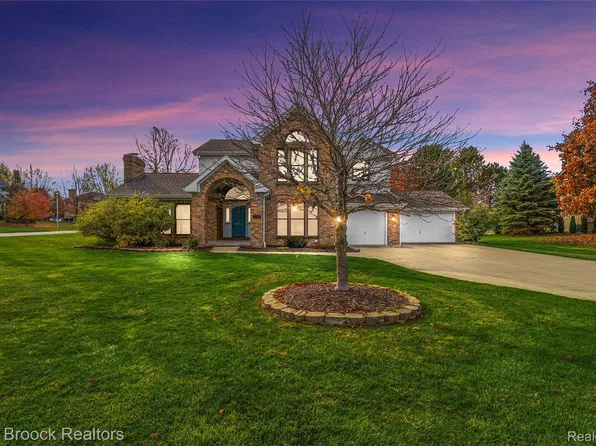5498 Green Bank Dr, Grand Blanc, MI 48439