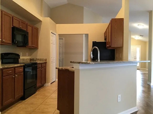 4 bed, 2.0 bath, 2164 sqft, $2,500 — Photo 2