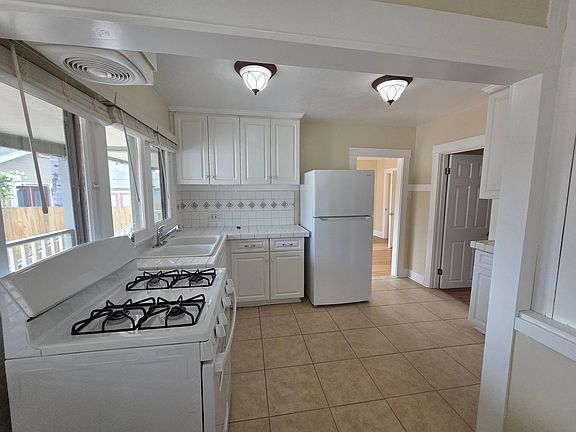 4th image of 821 Raymond Ave