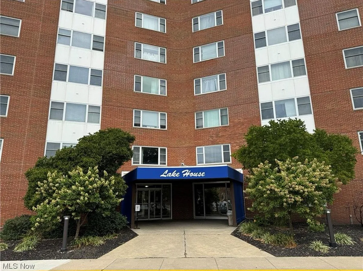 Building Photo - 11850 Edgewater Dr #523