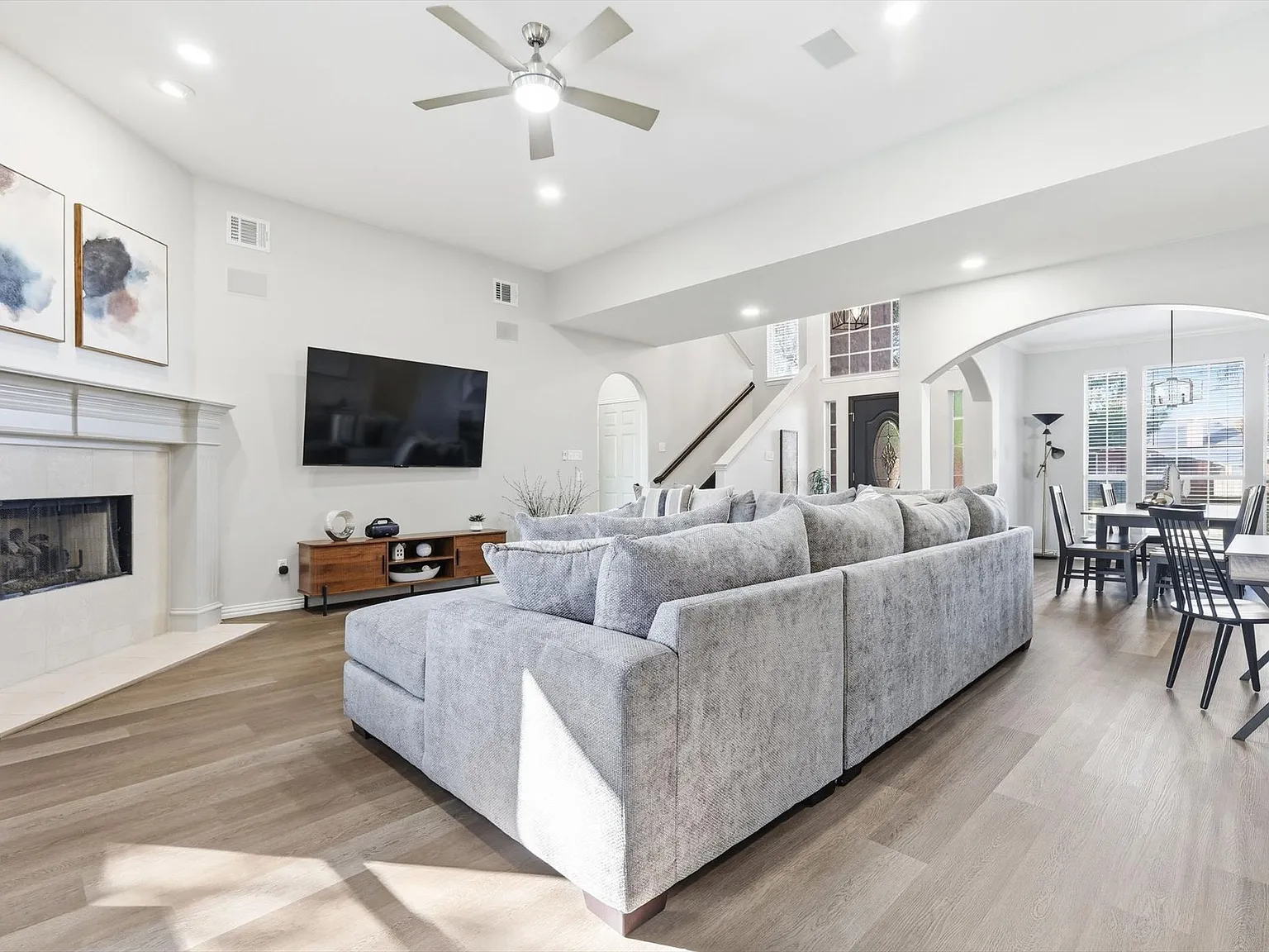 4 bed, 2.5 bath, 2838 sqft, $9,750 — Photo 3