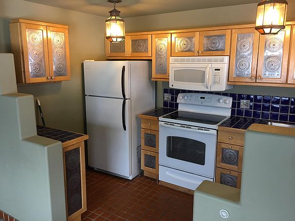 Well-supplied and ample kitchen