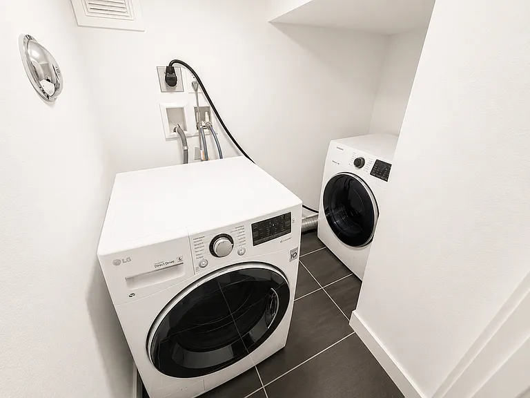 Washer & drier located in primary en suite bathroom