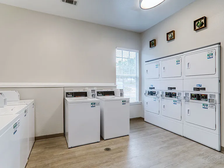 Water's Edge Apartment Homes — Photo 34