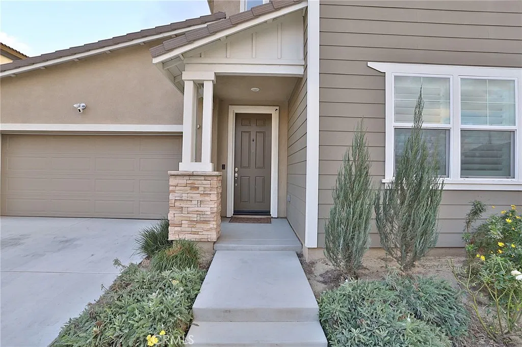 4 bed, 2.5 bath, 2765 sqft, $4,200 — Photo 2