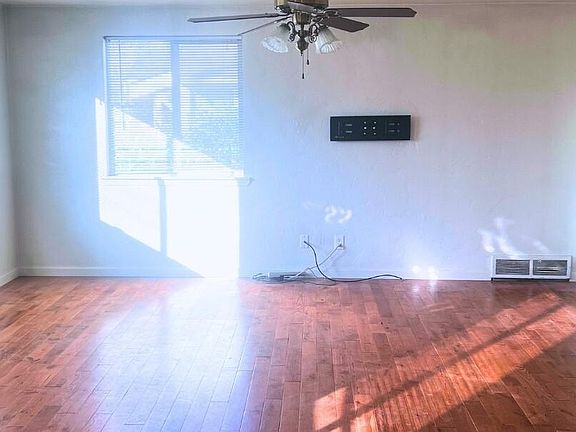 Living with natural daylight and ceiling fan