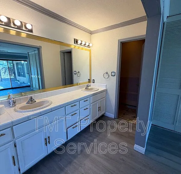 930 Graywood Cir — Photo 18