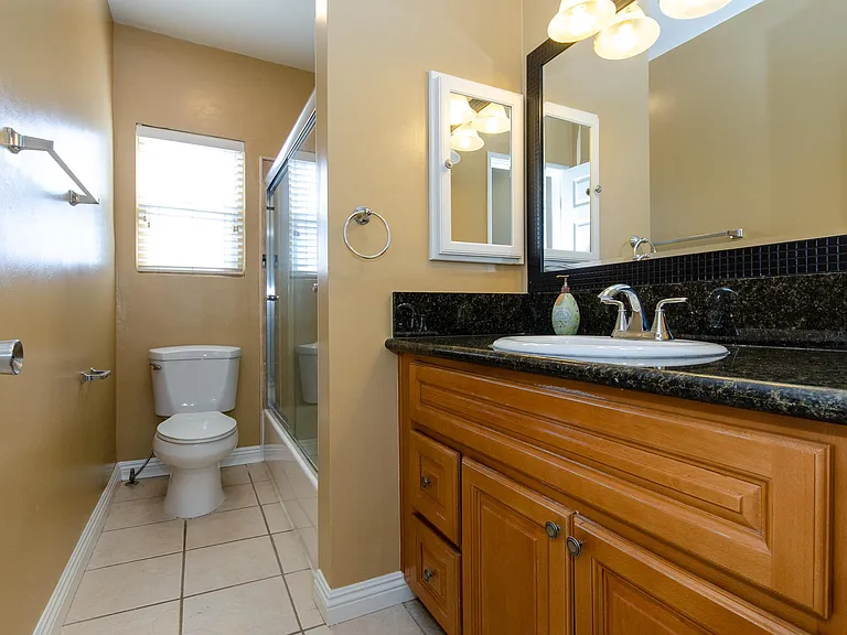 2737 Montrose Ave #105 — Photo 23