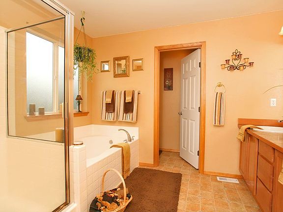 Master bath with soaking tub