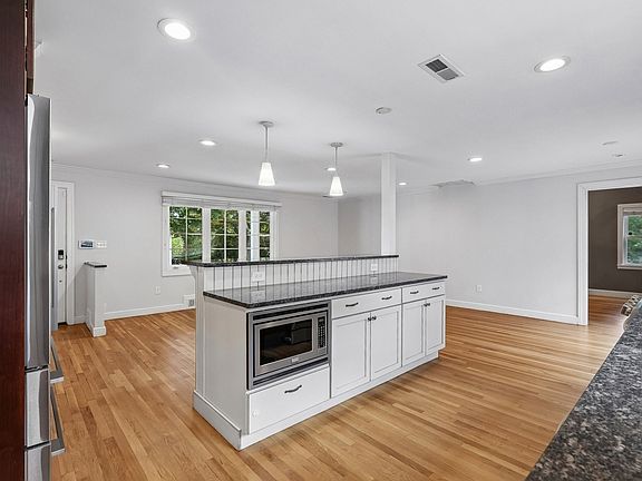 5th image of 45 Adanac Rd