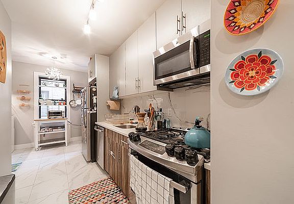 3rd image of 15 Crooke Ave APT 4B