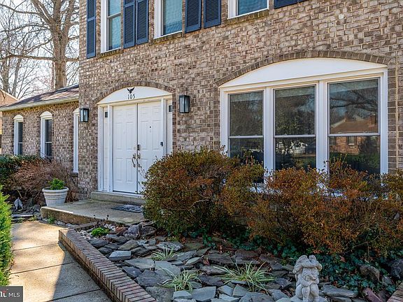 3rd image of 105 Saint Andrews Dr E