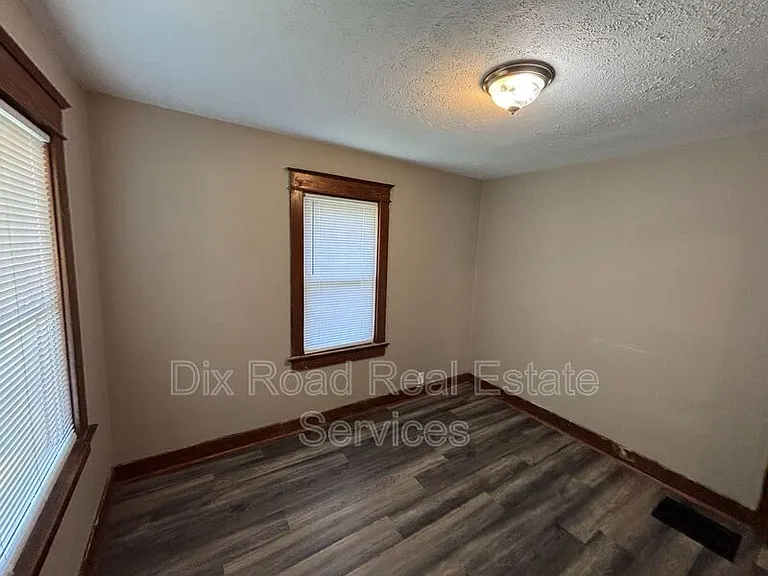 963 N E St — Photo 19