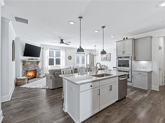 5th image of 609 Spring Water