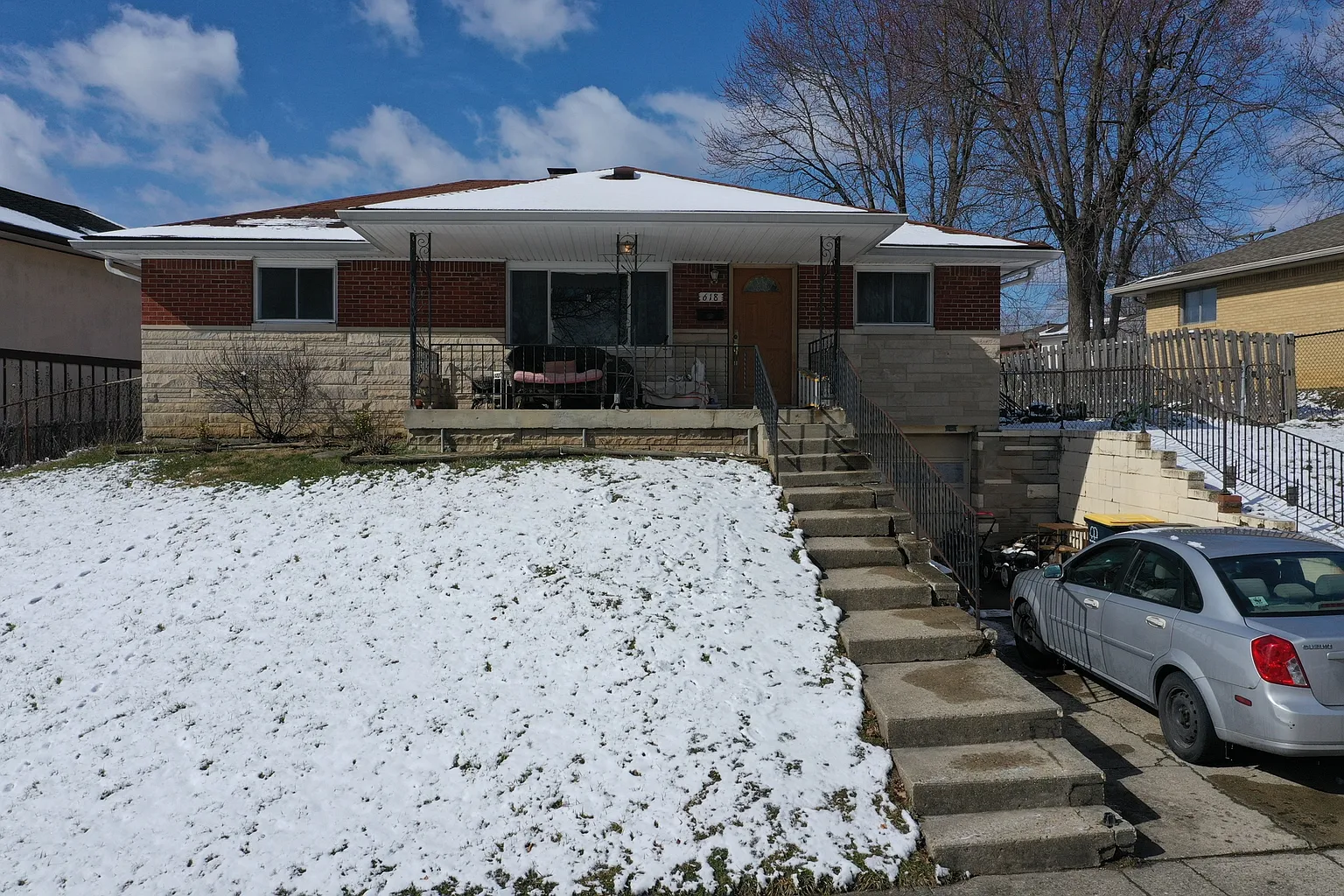 618 Memorial Dr photo 1