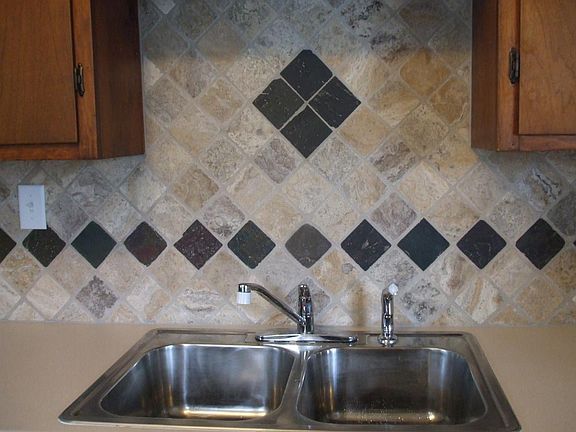 Gorgious Trevotine backsplash