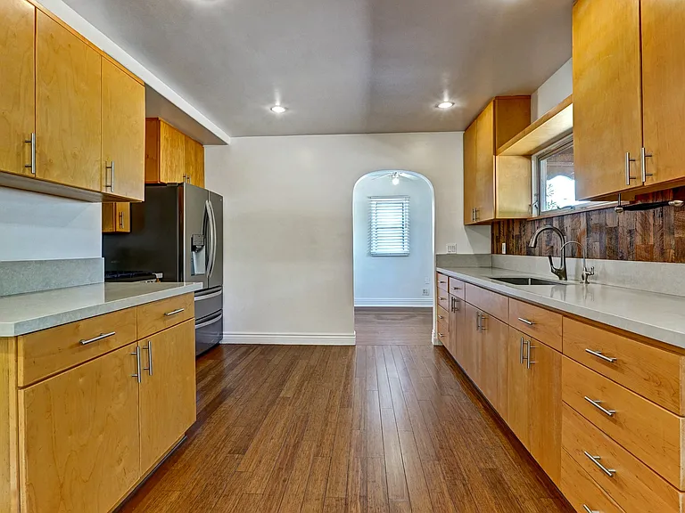 15340 Cohasset St — Photo 11