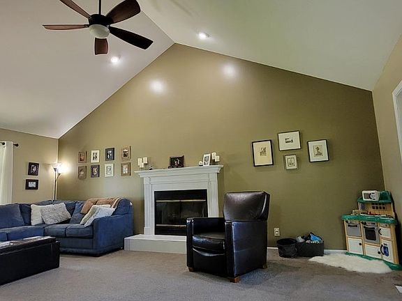 2nd image of 812 Winding Brook Dr