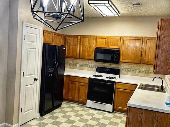 3rd image of 727 Bedford Ct