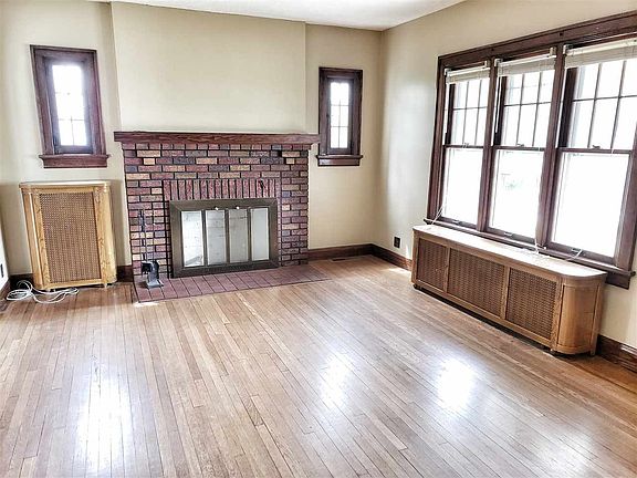4th image of 300 Franklin Ave