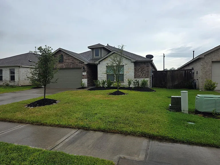 20714 Southern Woods Dr — Photo 2