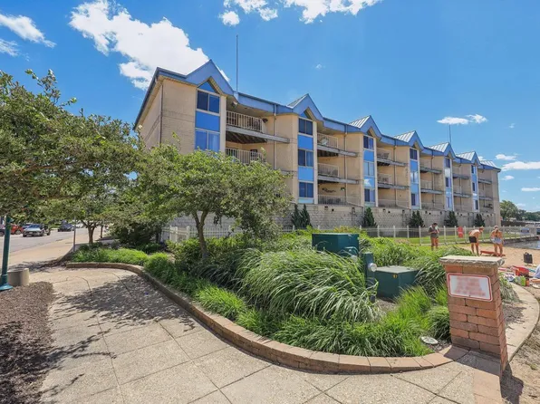 130 West Wisconsin AVENUE #22, Pewaukee, WI 53072