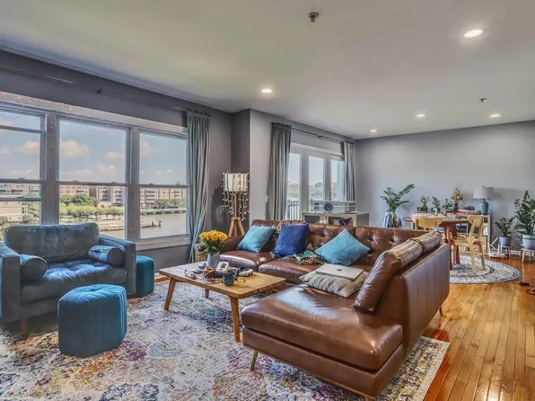 340 The Promenade image 5 of 20