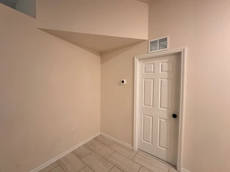 1010 NE 15th Ln — Photo 5