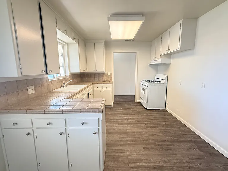 223 E Robinson Ave — Photo 6
