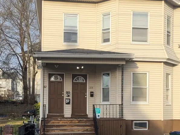 182 Pleasant St, Lowell, MA 01852