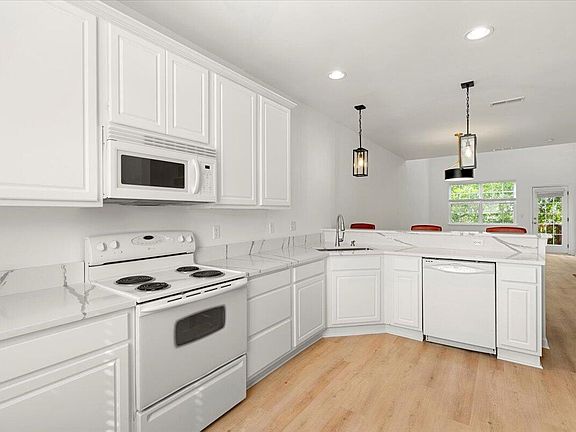 4th image of 115 Winding River Dr