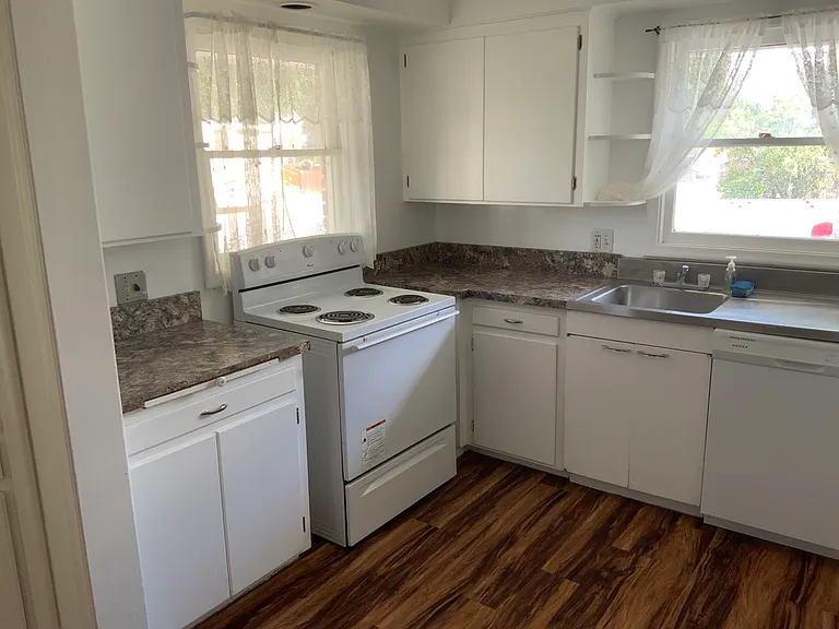 2200 S Lee Ave — Photo 2