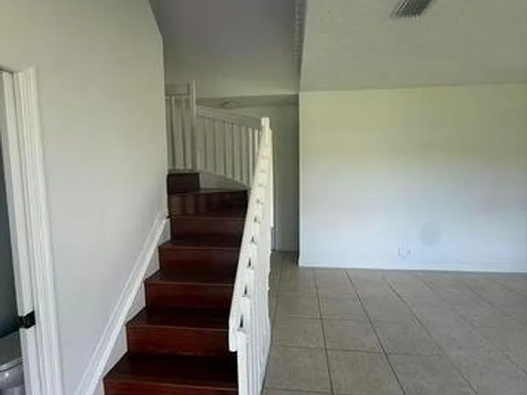 686 Lone Pine Ln — Photo 4