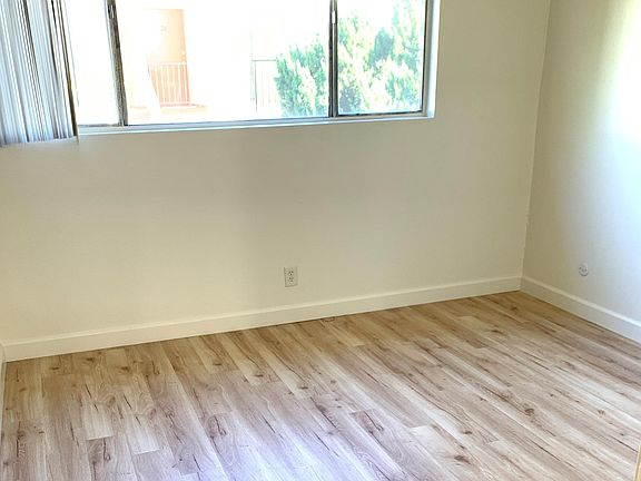 5th image of 861 N Raymond Ave #2B