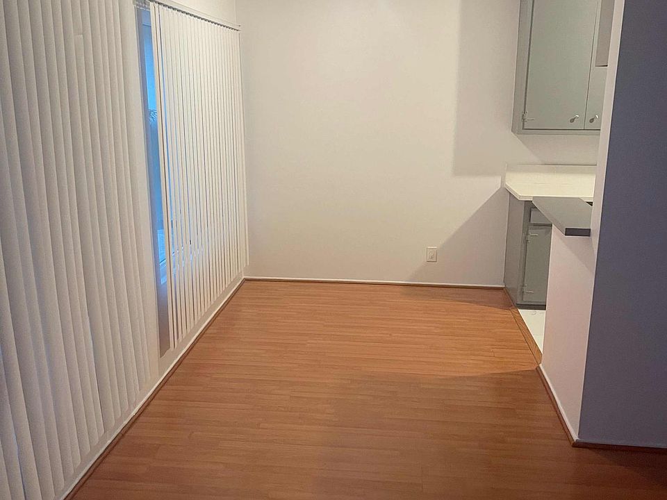 1st image of 1115 Highland Oaks Dr APT 4