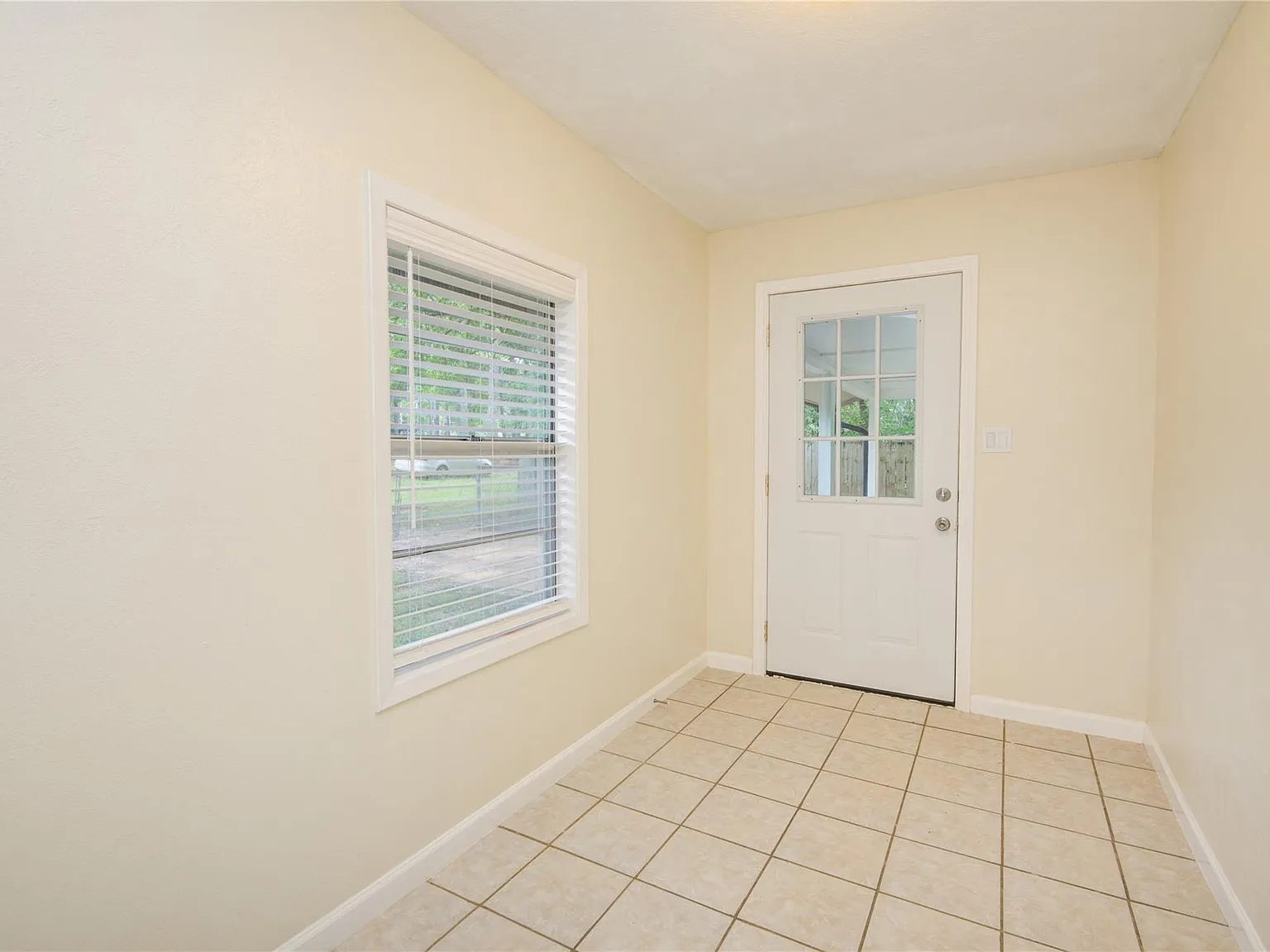 3 bed, 2.0 bath, 1856 sqft, $1,650 — Photo 4