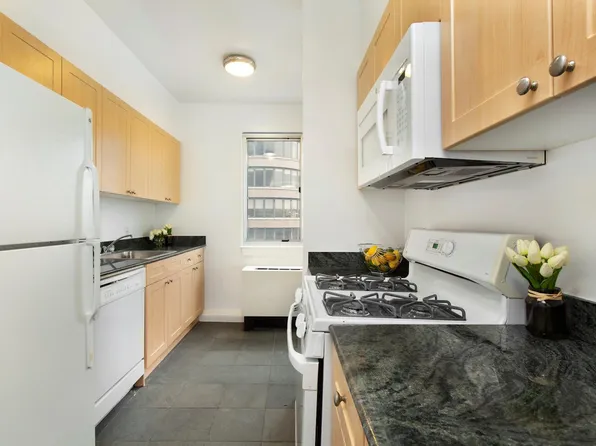 308 East 38th Street 19A image 3 of 16