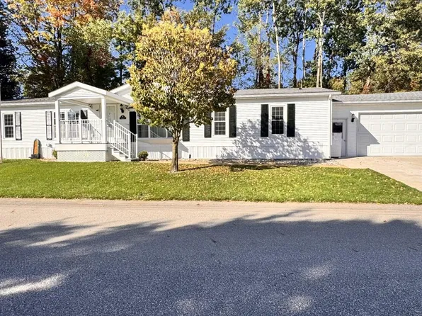 3485 Cloverfield Dr NE, Cedar Springs, MI 49319