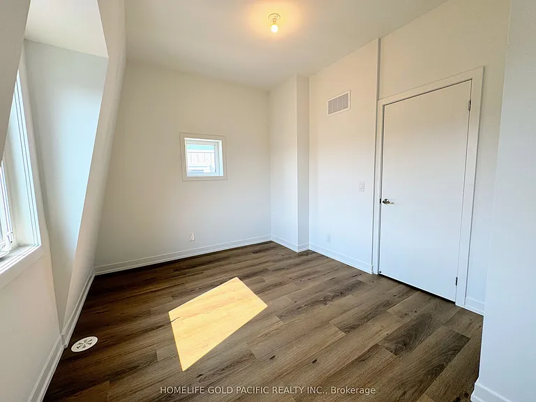 5 Spruce Pines Cres — Photo 24