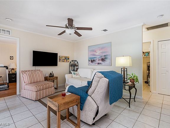 5th image of 716 SE 12th Ct APT 31