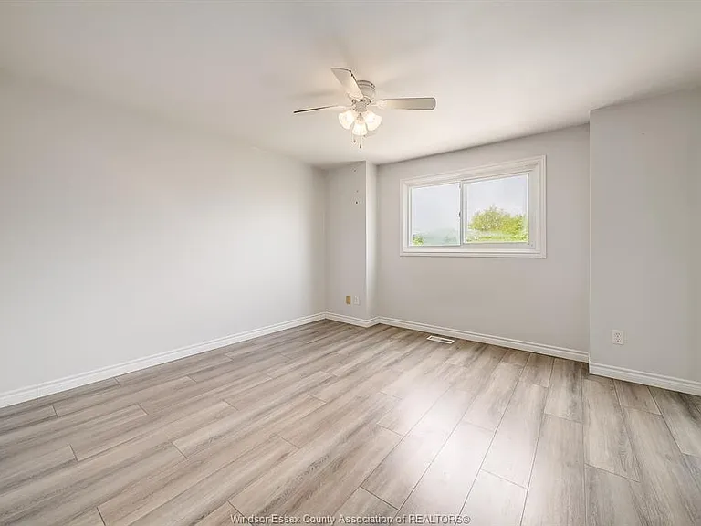 5486 Lassaline Ave — Photo 20