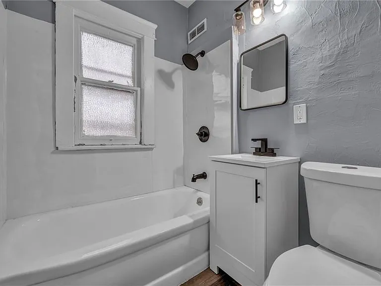 1114 E 112th St #2 — Photo 10