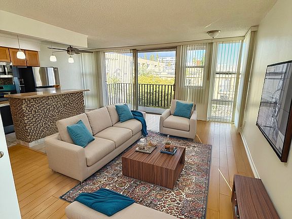 2nd image of 1617 N Poinsettia Pl #4f878f2ad
