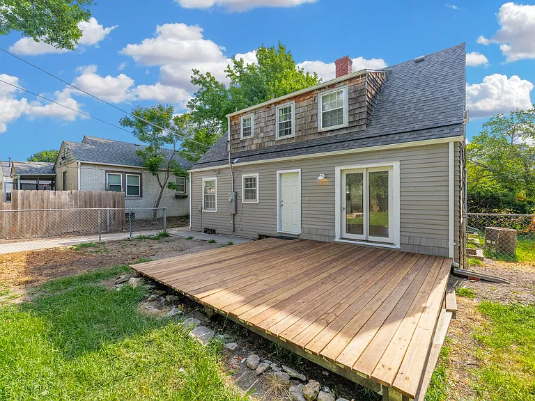141 N Bleckley Dr — Photo 17