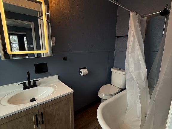 Clawfoot tub