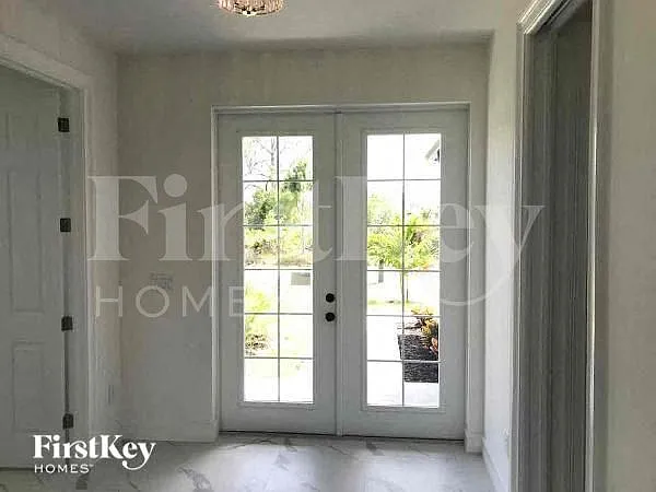 3 bed, 2.0 bath, 1685 sqft, $2,355 — Photo 2