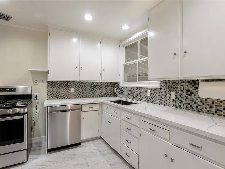 415 Bay Rd — Photo 12