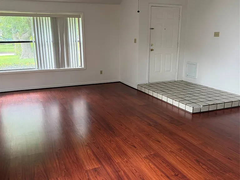 2926 Colony Dr — Photo 3
